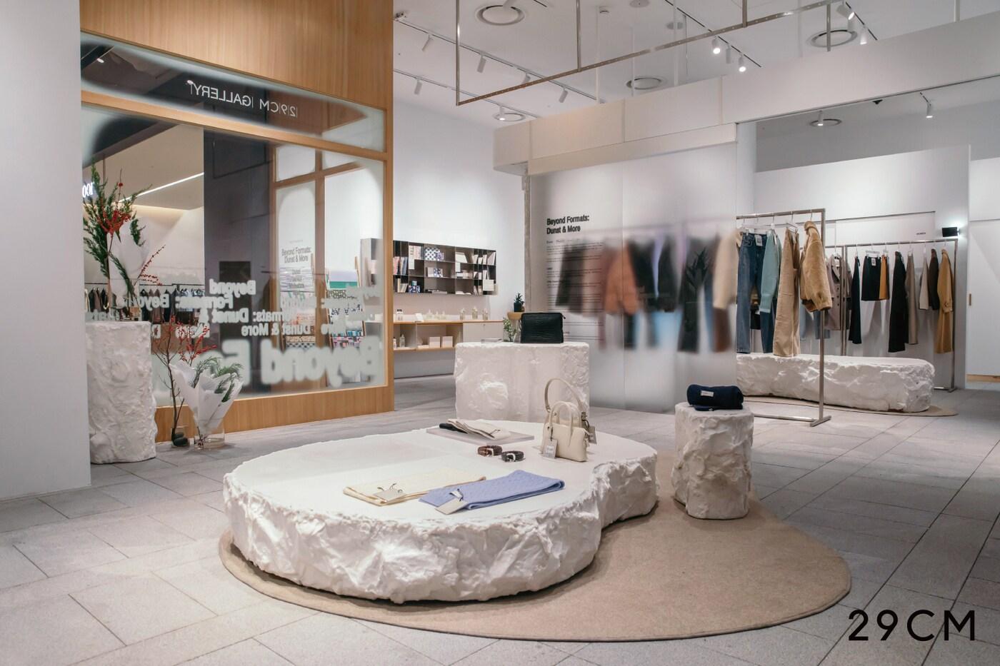 29CM 브랜드 큐레이션 공간 '이구갤러리 서울'이 여성 브랜드 던스트와 내년 1월3일까지 팝업 전시를 연다.(29CM제공)