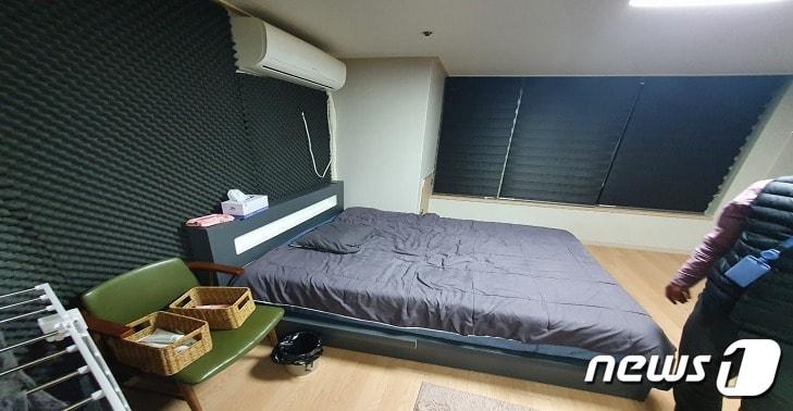 본문 이미지 -  성매매가 이뤄진 오피스텔 방. 업주와 실장은 국내 여성들을 고용해 인터넷 성매매 사이트에 광고한 뒤 이를 보고 찾아온 손님들에게 코스별로 성매매 대금 10만~30만원을 받았다. (경기북부경찰청 제공)