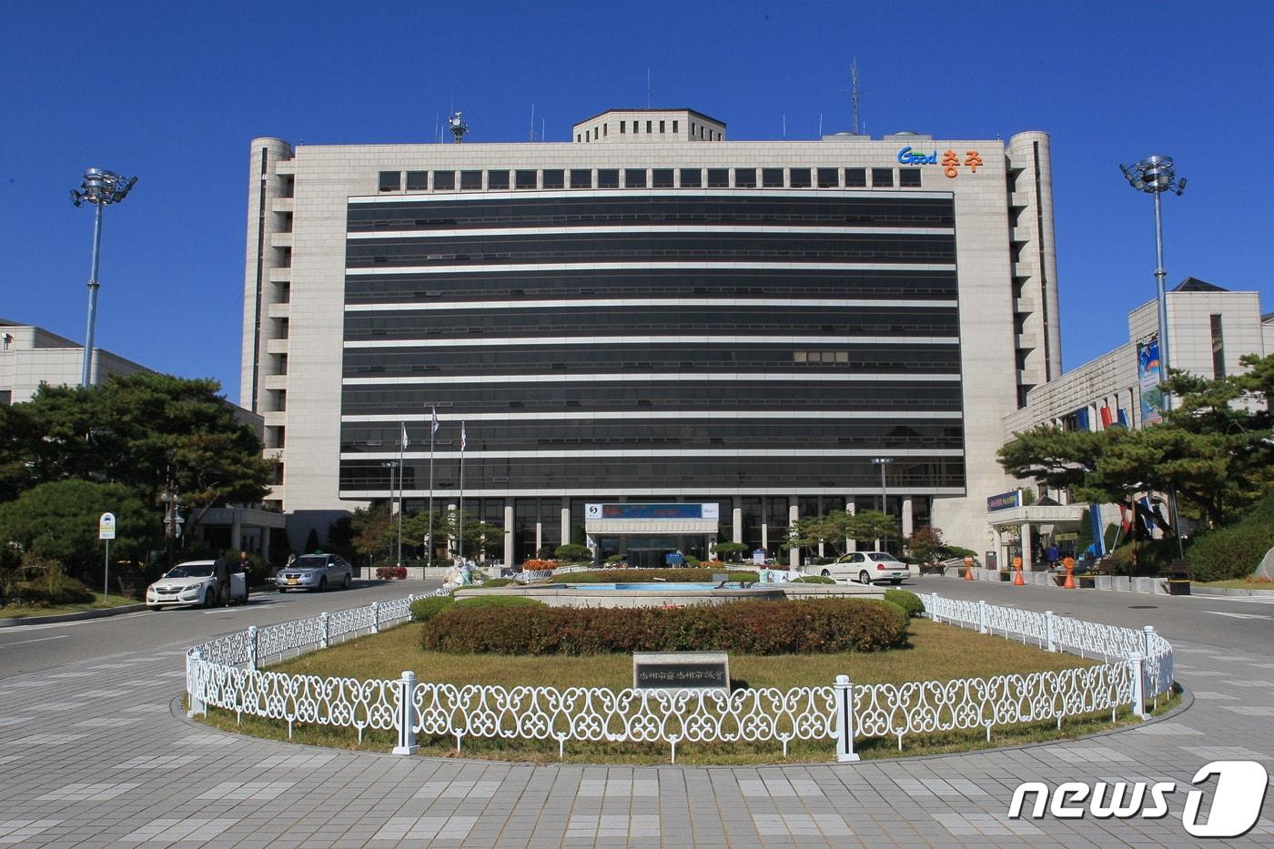 본문 이미지 - 2일 충북 충주시는 허순희, 서윤경 통합사례관리사가 보건복지부 통합사례관리 우수사례 공모전에서 최우수상과 장려상을 받았다고 밝혔다. 사진은 충주시청.(충주시 제공)2022.12.2/뉴스1