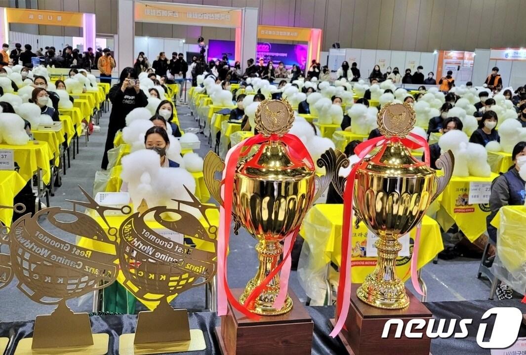 본문 이미지 - '2022 소상공인 페어 반려견스타일리스트 경연대회'가 2일 경기 고양시 킨텍스에서 열렸다.(한국펫산업연합회 제공) /뉴스1