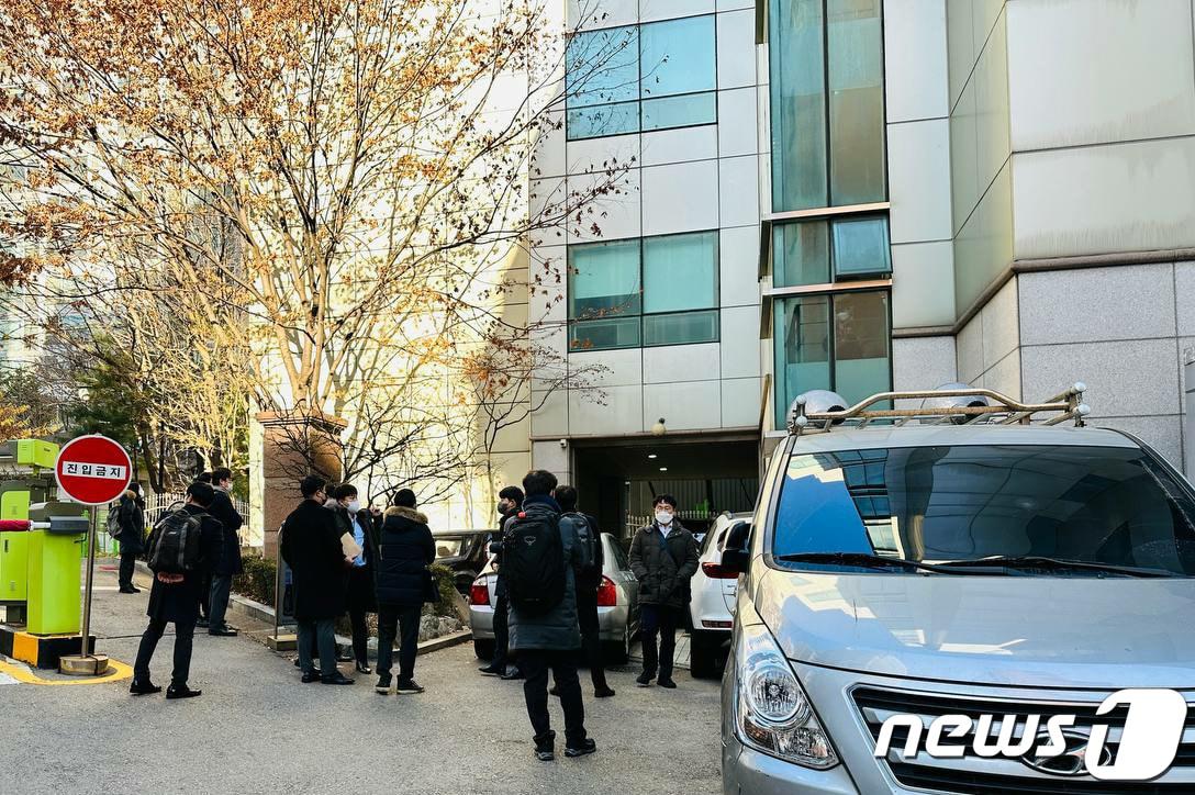 본문 이미지 - 공정거래위원회 조사관들이 지난해 12월 서울 강서구 등촌동 공공운수노조 건물 앞에서 화물연대의 부당한 공동행위 및 사업자단체 금지행위 위반 여부 등을 조사하기 위해 대기하고 있는 모습. &#40;공공운수노조 제공&#41; 2022.12.2/뉴스1