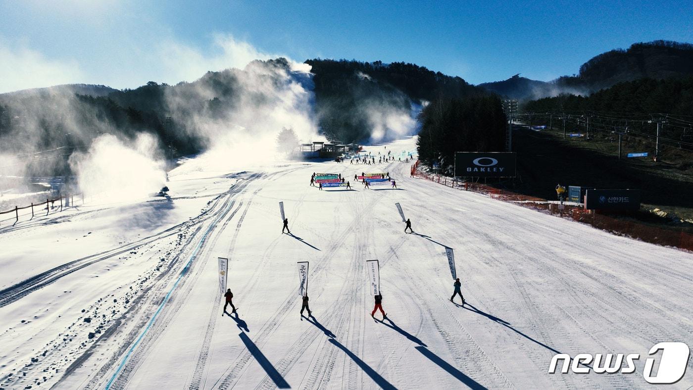 강원도 평창 용평리조트 스키장에서 개장 퍼포먼스가 진행되고 있다. (용평리조트 제공) 2022.12.2/뉴스1