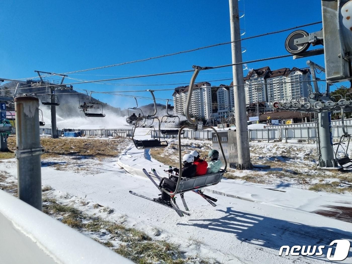 본문 이미지 - 강원 평창군 용평리조트 리프트(사진은 기사와 관련 없음)ⓒ News1 DB