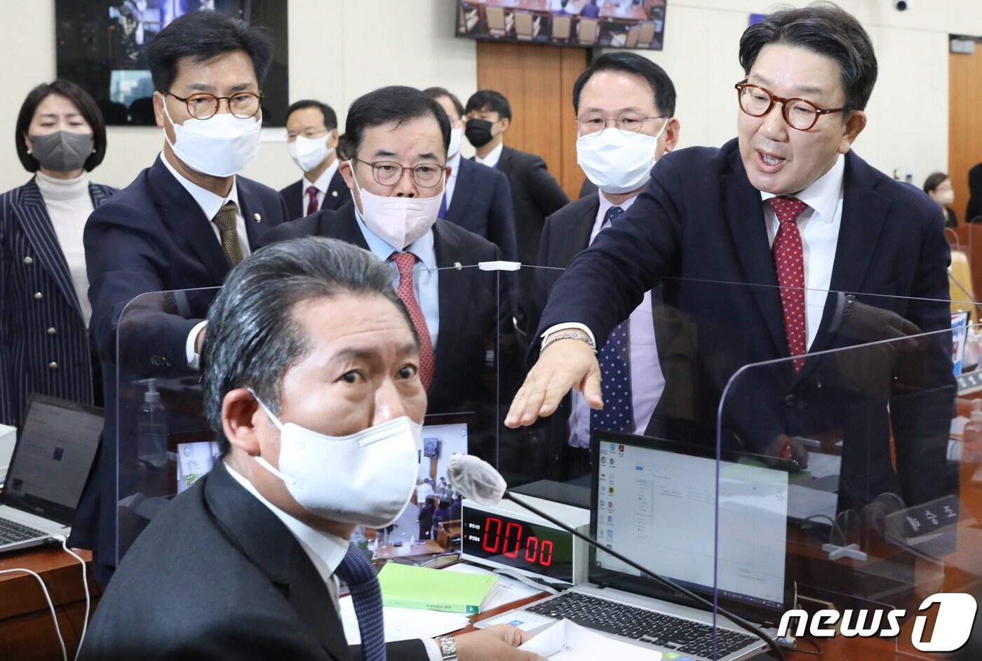 본문 이미지 - 2일 서울 여의도 국회에서 열린 과학기술정보방송통신위원회 전체회의에서 국민의힘 의원들이 정청래 위원장의 방송법 개정안 관련 찬반 토론 종료에 항의하고 있다. 2022.12.2/뉴스1 ⓒ News1 허경 기자