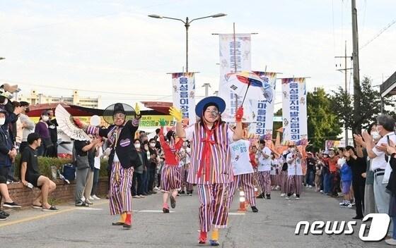 본문 이미지 - 올해 충북 음성품바축제 직접적 경제효과가 168억원으로 나타났다. 음성군은 접근성 향상, 편의시설 확충 등 개선점은 보완할 계획이다. 사진은 23회 품바축제 길놀이 퍼레이드.(음성군 제공)2022.12.3/뉴스1