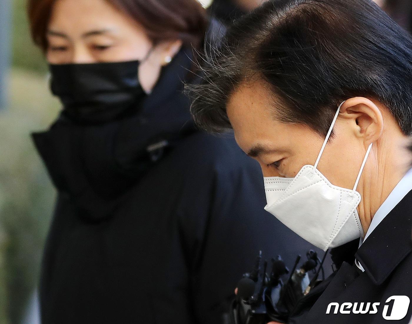 본문 이미지 - 자녀 입시비리 및 감찰 무마 의혹을 받는 조국 전 법무부 장관이 2일 오후 서울 서초구 서울중앙지방법원에서 열린 1심 결심공판에 출석하고 있다. 2022.12.2/뉴스1 ⓒ News1 김진환 기자