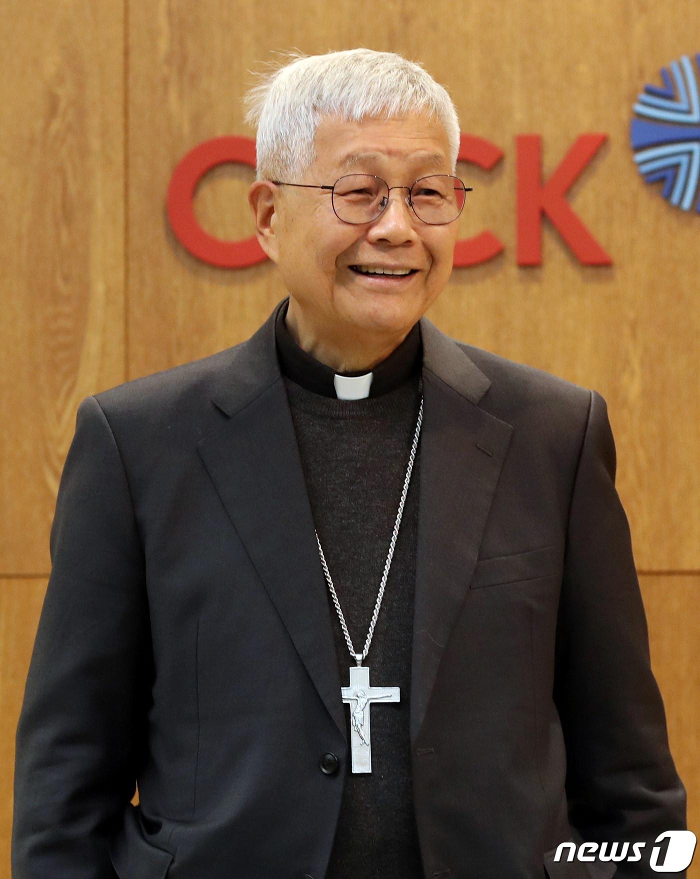 본문 이미지 - 유흥식 추기경(교황청 성직자부 장관)이 2일 오후 서울 광진구 한국천주교중앙협의회에서 국내 기자회견을 준비하고 있다. 2022.12.2/뉴스1 ⓒ News1 이승배 기자