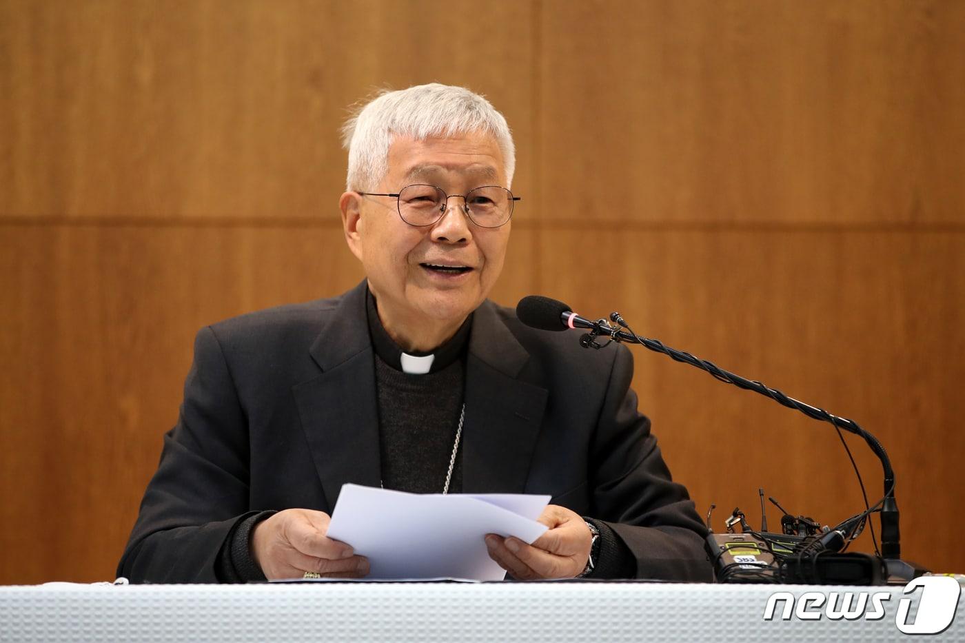 유흥식 추기경(교황청 성직자부 장관)이 2일 오후 서울 광진구 한국천주교중앙협의회에서 국내 기자회견을 하고 있다. 2022.12.2/뉴스1 ⓒ News1 이승배 기자