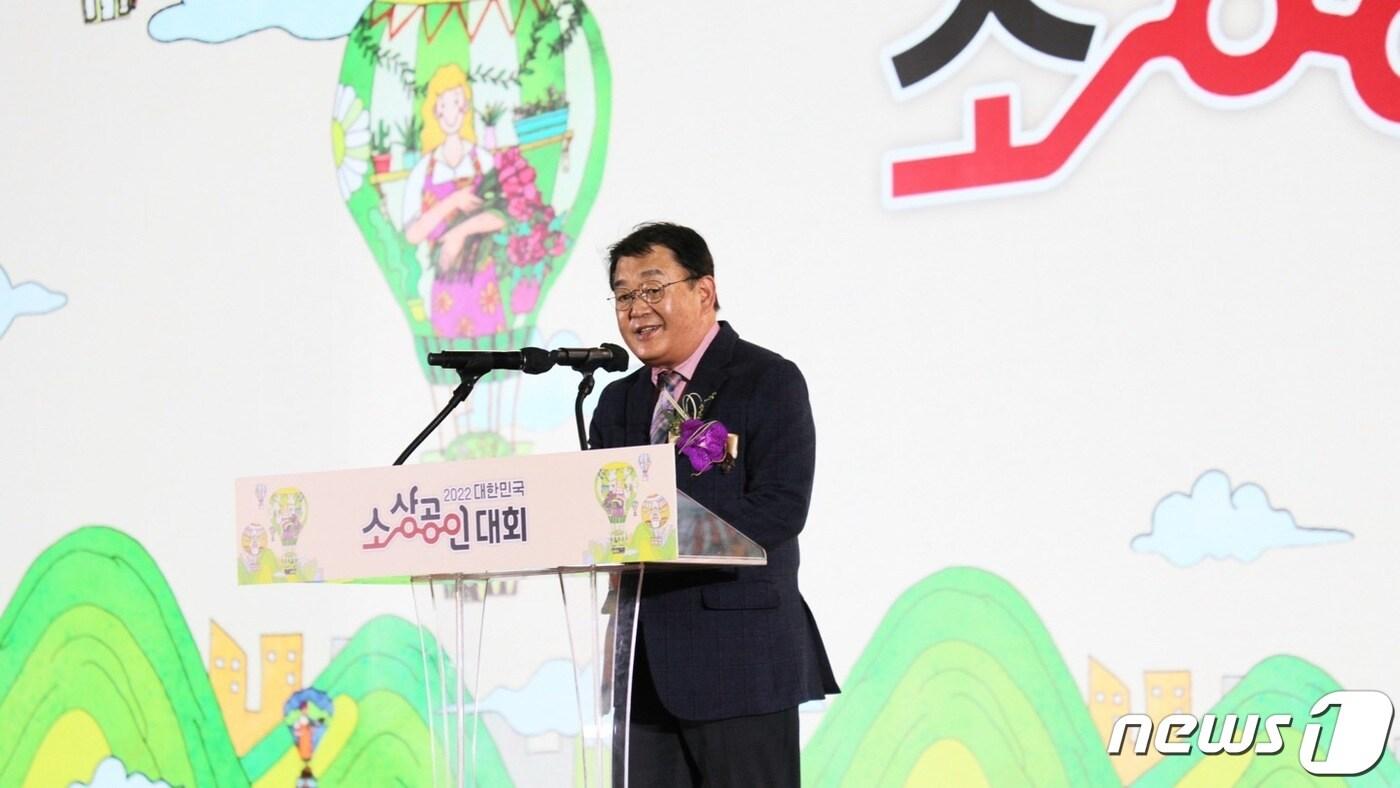 박성효 소상공인시장진흥공단 이사장이 2일 경기도 고양시 킨텍스에서 열린 '2022 대한민국 소상공인 대회' 개막식에서 환영사를 하고 있다. (소상공인시장진흥공단 제공) /뉴스1 DB