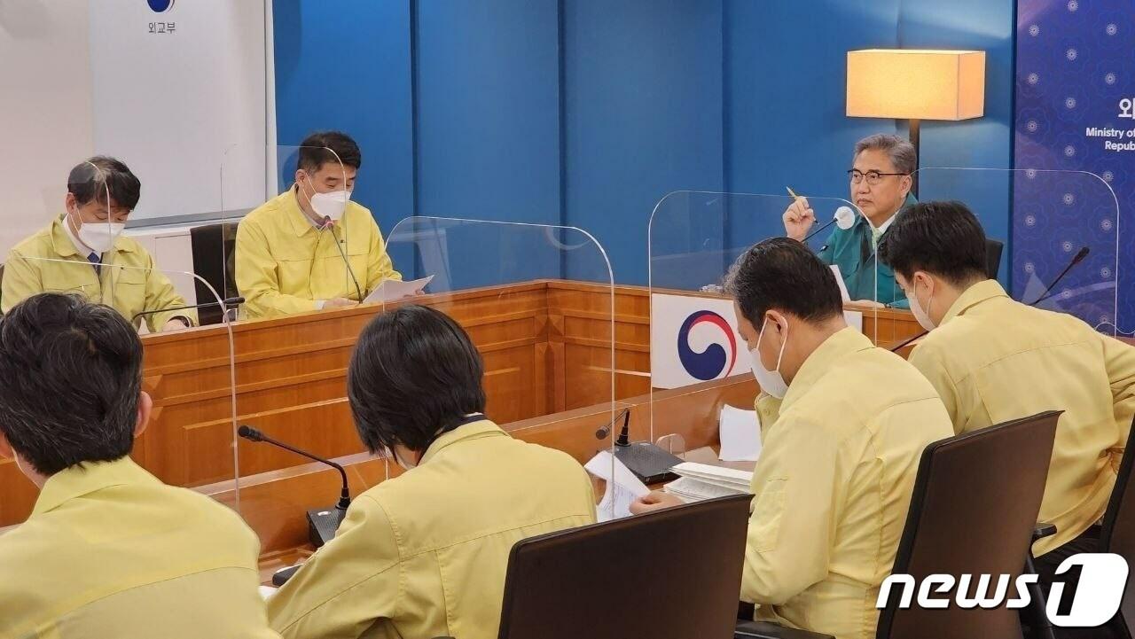 본문 이미지 - 외교부는 지난달 24일 기니만 인근 해역에서 우리 국민이 탑승한 선박이 해적에 억류됐다는 연락을 받고 '재외국민보호대책본부'를 설치하고 위기 경보를 '심각'으로 발령해 24시간 대응체제를 구축했다. 사진은 재외국민대책본부 회의 모습.(외교부 제공)