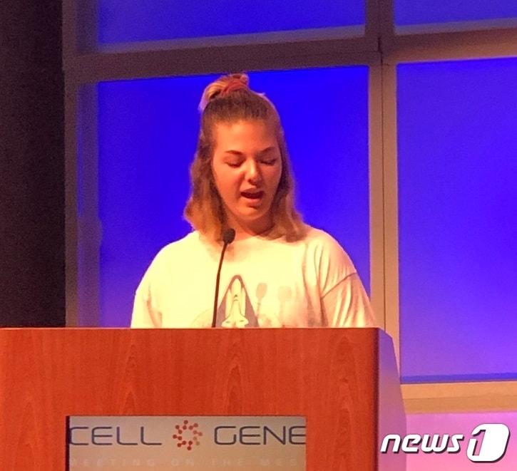 본문 이미지 - 지난 2019년 10월 4일(현지시간) 미국 캘리포니아주에서 열린 '2019 세포&유전자 미팅' 콘퍼런스에서 자신의 치료 사례를 발표한 에밀리 화이트헤드. ⓒ 뉴스1