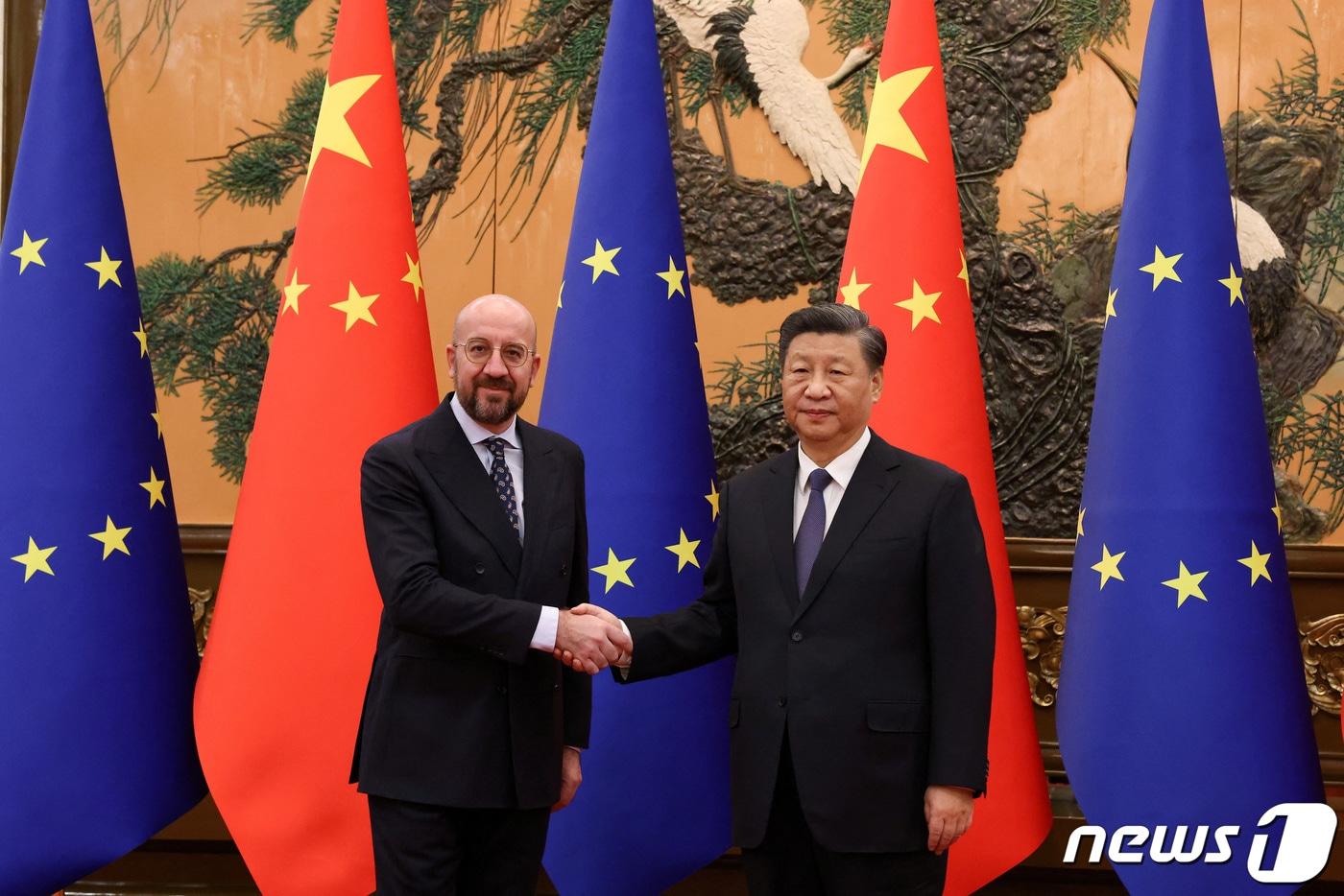 본문 이미지 - 샤를 미셸 유럽연합(EU) 정상회의 상임의장과 시진핑 중국 국가주석이 1일(현지시간) 베이징 수도 인민대회당 홀에서 중국-EU 간 정상회의를 하기 위해 만나 악수를 하고 있다. 2022.12.01 ⓒ 로이터=뉴스1 ⓒ News1 정윤미 기자