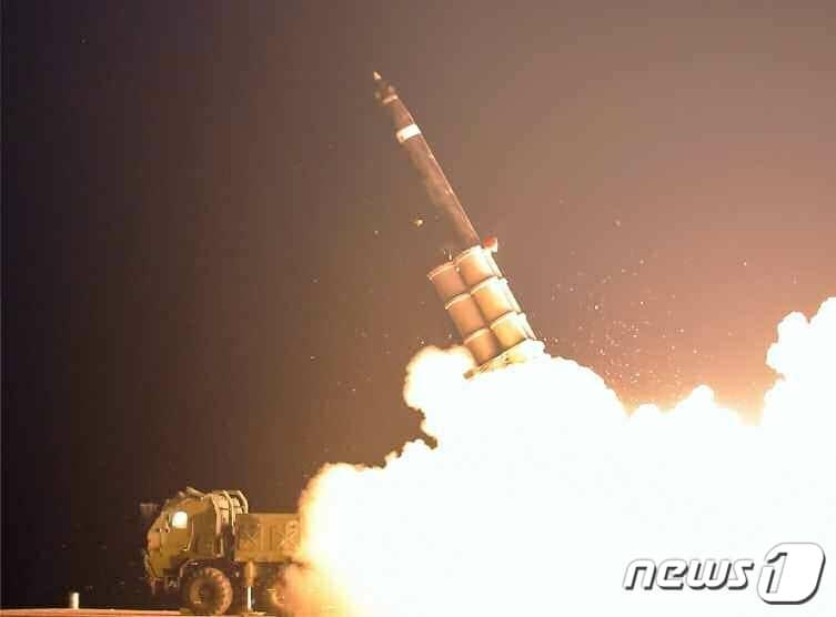 본문 이미지 - (평양 노동신문=뉴스1) = 북한 노동당 기관지 노동신문은 20일 "2022년은 세계적인 군사강국으로 우리 국가의 위용과 절대적인 힘이 만천하에 과시된 위대한 승리의 해＂라면서 올해 '군사부문'의 성과를 부각했다. 특히 지난 11월18일 김정은 총비서의 지도 하에 발사된 신형 대륙간탄도미사일(ICBM) '화성-17형(화성포-17형)'의 시험발사 성공의 의미를 크게 강조했다. [국내에서만 사용가능. 재배포 금지. DB 금지. For Use Only in the Republic of Korea. Redistribution Prohibited] rodongphoto@news1.kr