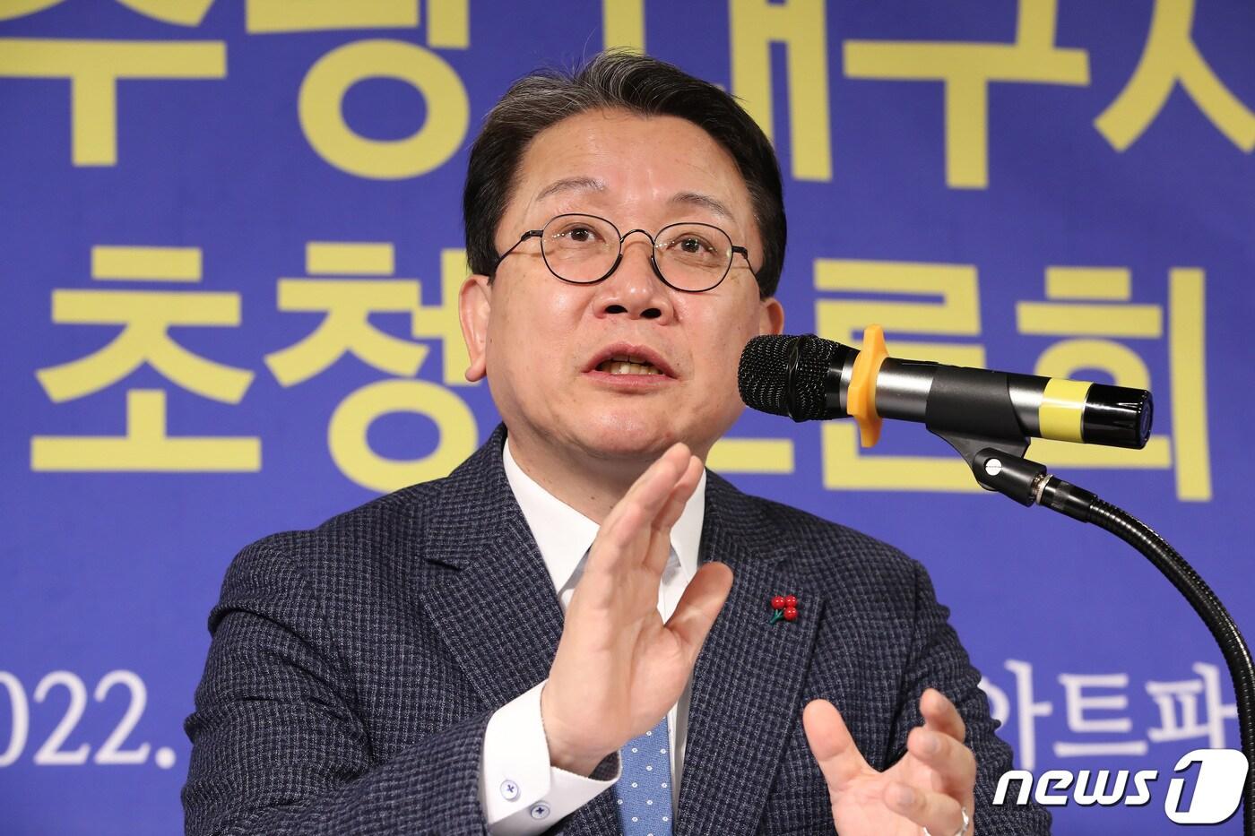 본문 이미지 - 강민구 더불어민주당 대구시당위원장이 20일 오전 대구 남구 이천동 대구아트파크에서 열린 대구·경북 중견언론인모임 '아시아포럼21' 주최 '제108회 릴레이 정책토론회'에 참석해 현안 질의에 답하고 있다. 2022.12.20/뉴스1 ⓒ News1 공정식 기자
