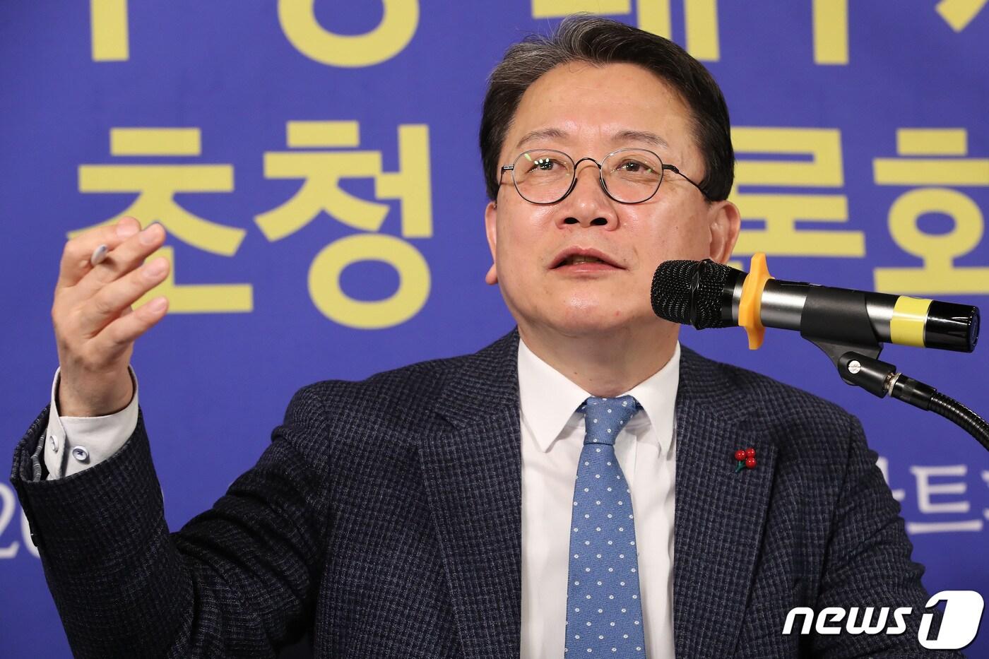 본문 이미지 - 더불어민주당 대구시당이 아파트 관리비 개선과 전세사기 피해자 구제를 위한 특별위원회를 설치했다. 사진은 강민구 시당위원장이 2022년 12월 대구·경북 중견언론인모임 '아시아포럼21' 주최 '제108회 릴레이 정책토론회'에 참석해 현안 질의에 답하는 모습. 2022.12.20/뉴스1 ⓒ News1 공정식 기자