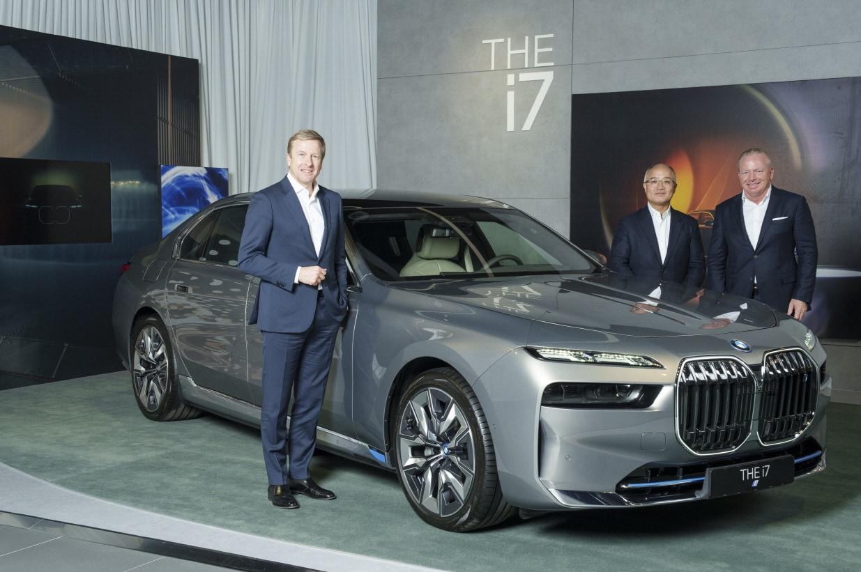 본문 이미지 - 왼쪽부터 올리버 집세 BMW 그룹 회장, 한상윤 BMW 그룹 코리아 대표이사 사장, 장-필립 파랑 BMW 그룹 아태지역 동유럽 중동 및 아프리카 총괄 수석 부사장.( BMW코리아 제공)