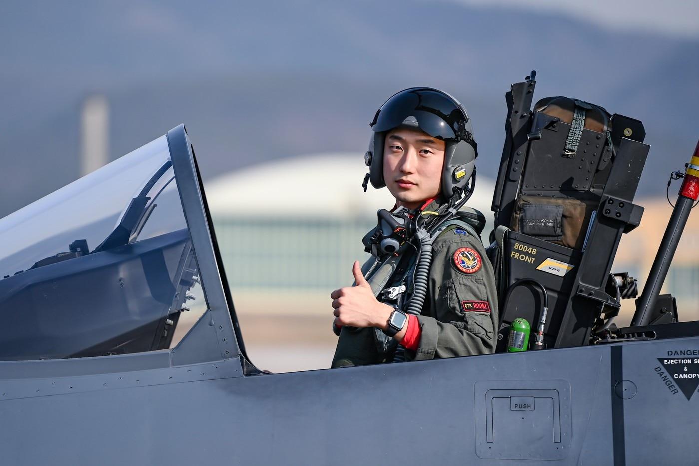 2022년 올해의 ‘탑건’에 선정된 공군 제11전투비행단 김유준 대위(공사 64기)가 주기종인 F-15K 전투기 조종석에서 앉아 왼쪽 엄지손가락 치켜세우고 있다.(공군 제공)