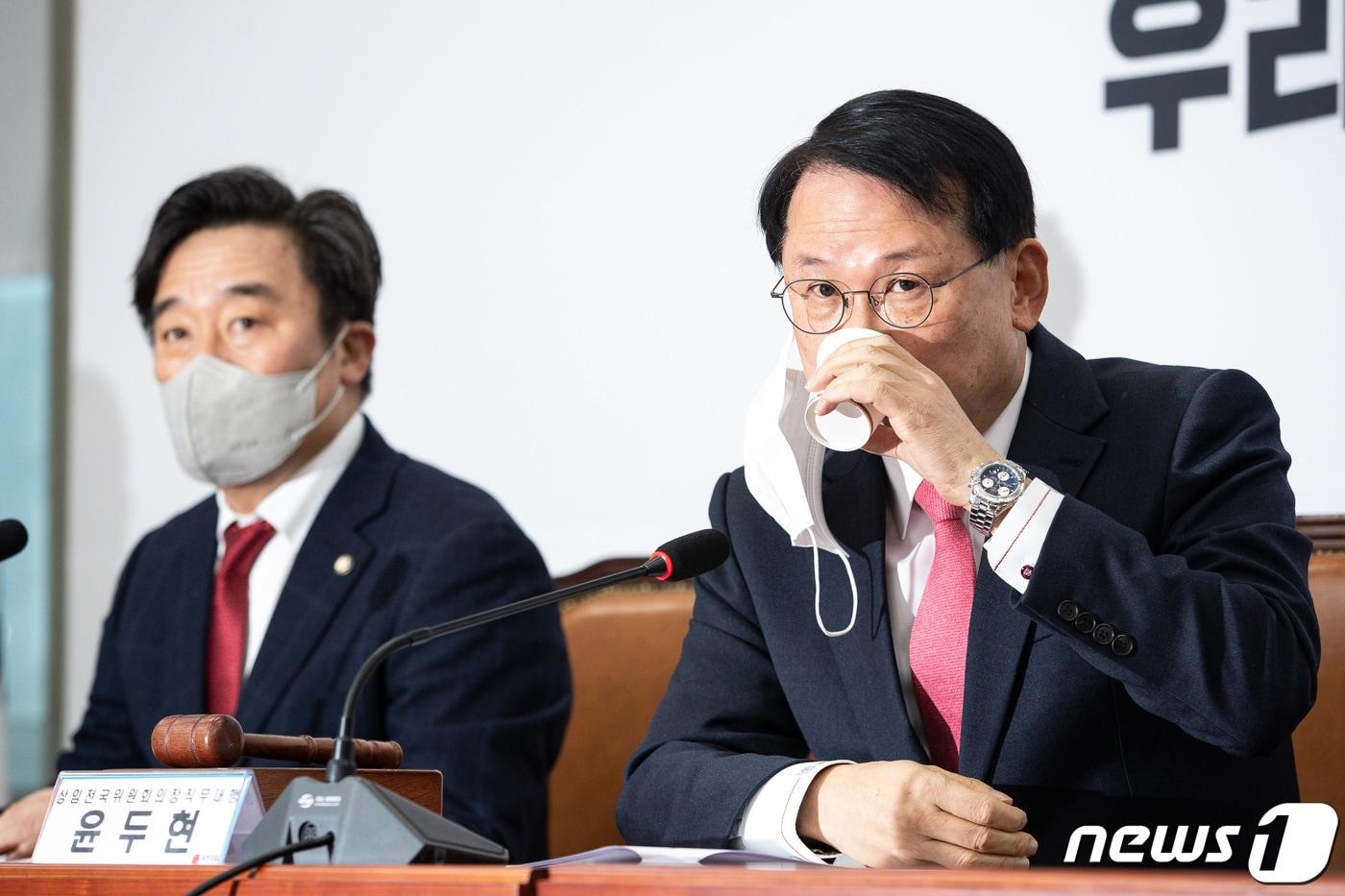 본문 이미지 - 윤두현 국민의힘 상임전국위원회 의장 직무대행이 20일 서울 여의도 국회에서 열린 상임전국위원회에서 물을 마시고 있다. 내년 3월 전당대회를 앞둔 국민의힘은 이날 상임전국위원회에서 전날 비상대책위원회에서 의결한 당원투표 100% 등을 담은 전당대회 룰 관련 당헌 개정안을 심의하고 전국위원회 소집에 관한 안건을 의결한다. 2022.12.20/뉴스1 ⓒ News1 유승관 기자