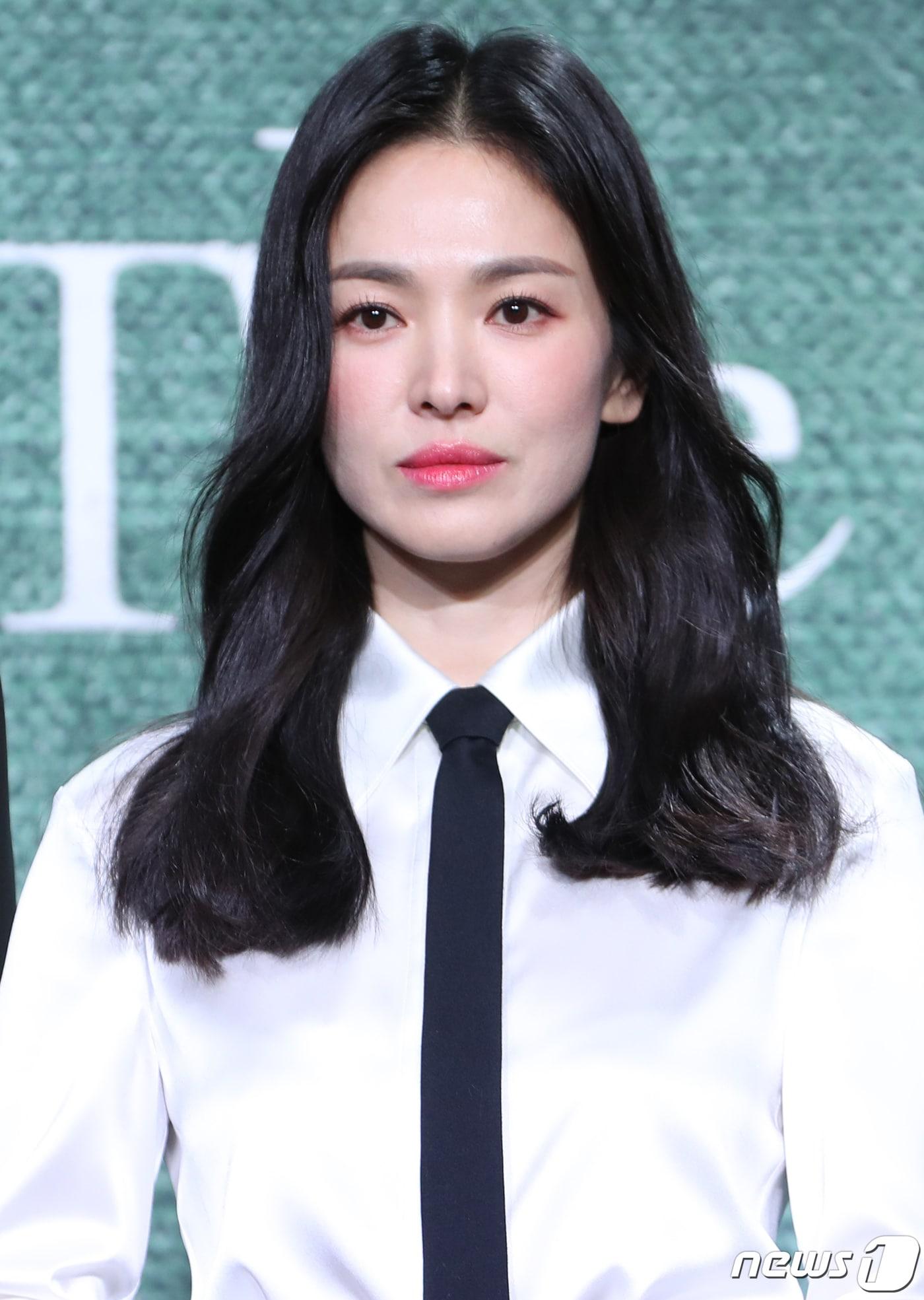 본문 이미지 - 배우 송혜교가 20일 서울 종로구 JW 메리어트 동대문 스퀘어 서울에서 열린 넷플릭스 드라마 '더 글로리' 제작발표회에서 포즈를 취하고 있다. '더 글로리'는 유년 시절 폭력으로 영혼까지 부서진 문동은(송혜교 분)이 온 생을 걸어 치밀하게 준비한 처절한 복수와 그 소용돌이에 빠져드는 이들의 이야기를 그렸다. ‘태양의 후예’를 집필한 김은숙 작가와 배우 송혜교의 두 번째 만남으로 이목이 집중되고 있다. 2022.12.10/뉴스1 ⓒ News1 권현진 기자