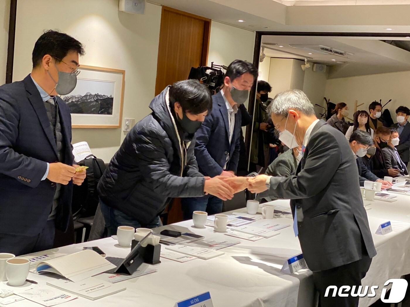 본문 이미지 - 이종호 과학기술정보통신부 장관(오른쪽)과 박태훈 왓챠 대표가 20일 '정보통신(ICT) 수출 활성화를 위한 민관 합동 간담회'에서 인사를 나누고 있다. 2022.12.20/뉴스1 ⓒ News1 이기범 기자