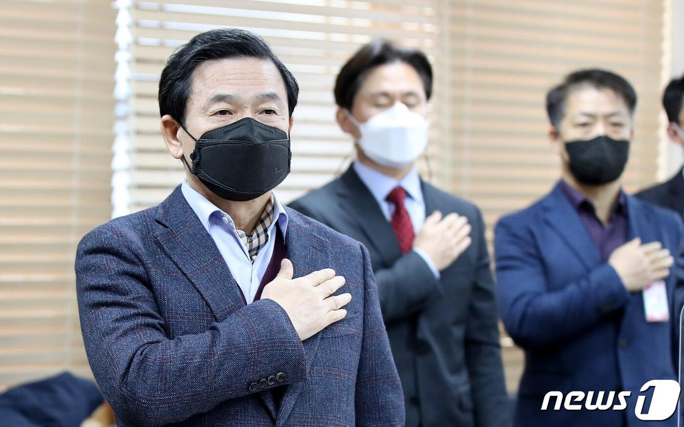 본문 이미지 - 김순호 행정안전부 경찰국장이 20일 오후 서울 종로구 정부서울청사에서 열린 경찰제도발전위원회 5차 회의에 참석해 국기에 대한 경례를 하고 있다. 2022.12.20/뉴스1 ⓒ News1 박지혜 기자