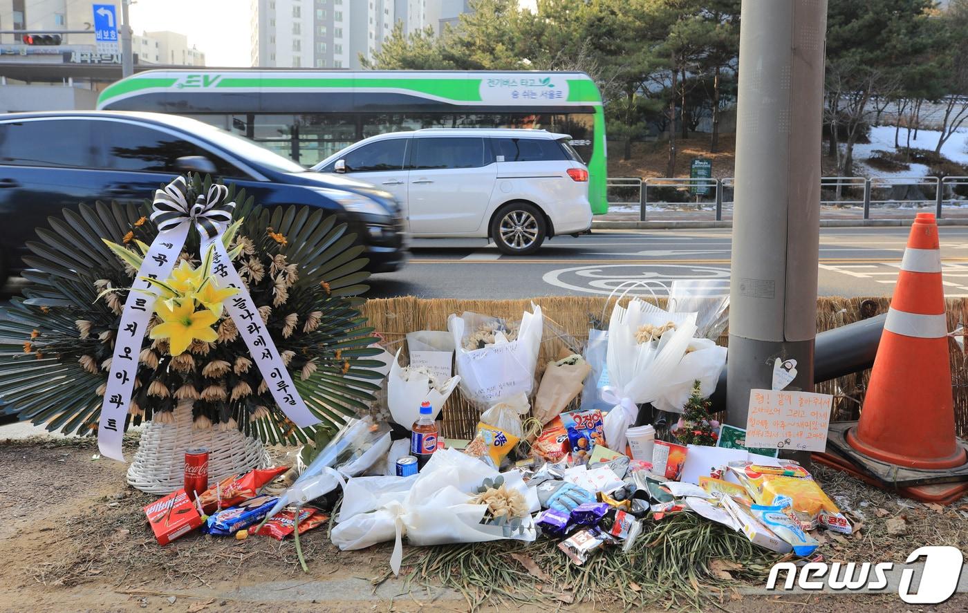 본문 이미지 - 20일 서울 강남구 세곡동 어린이보호구역(스쿨존) 인근 초등생 교통사고 현장에 파손된 가드레일 옆에 조화와 과자 등 추모물품이 놓여 있다. 지난 17일 오전 이 현장에서 초등학생이 건널목에서 길을 건너다 직진하던 버스에 치여 숨졌다. 사고 당일 도로에는 2㎝ 미만의 눈이 쌓여 미끄러운 상태였다. 2022.12.20/뉴스1 ⓒ News1 구윤성 기자
