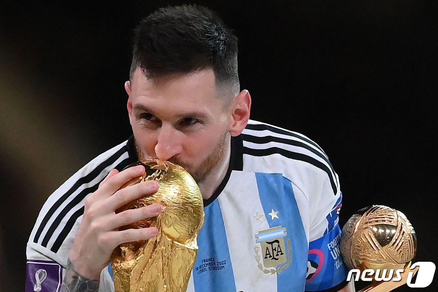 생애 처음으로 월드컵을 차지한 리오넬 메시. ⓒ AFP=뉴스1