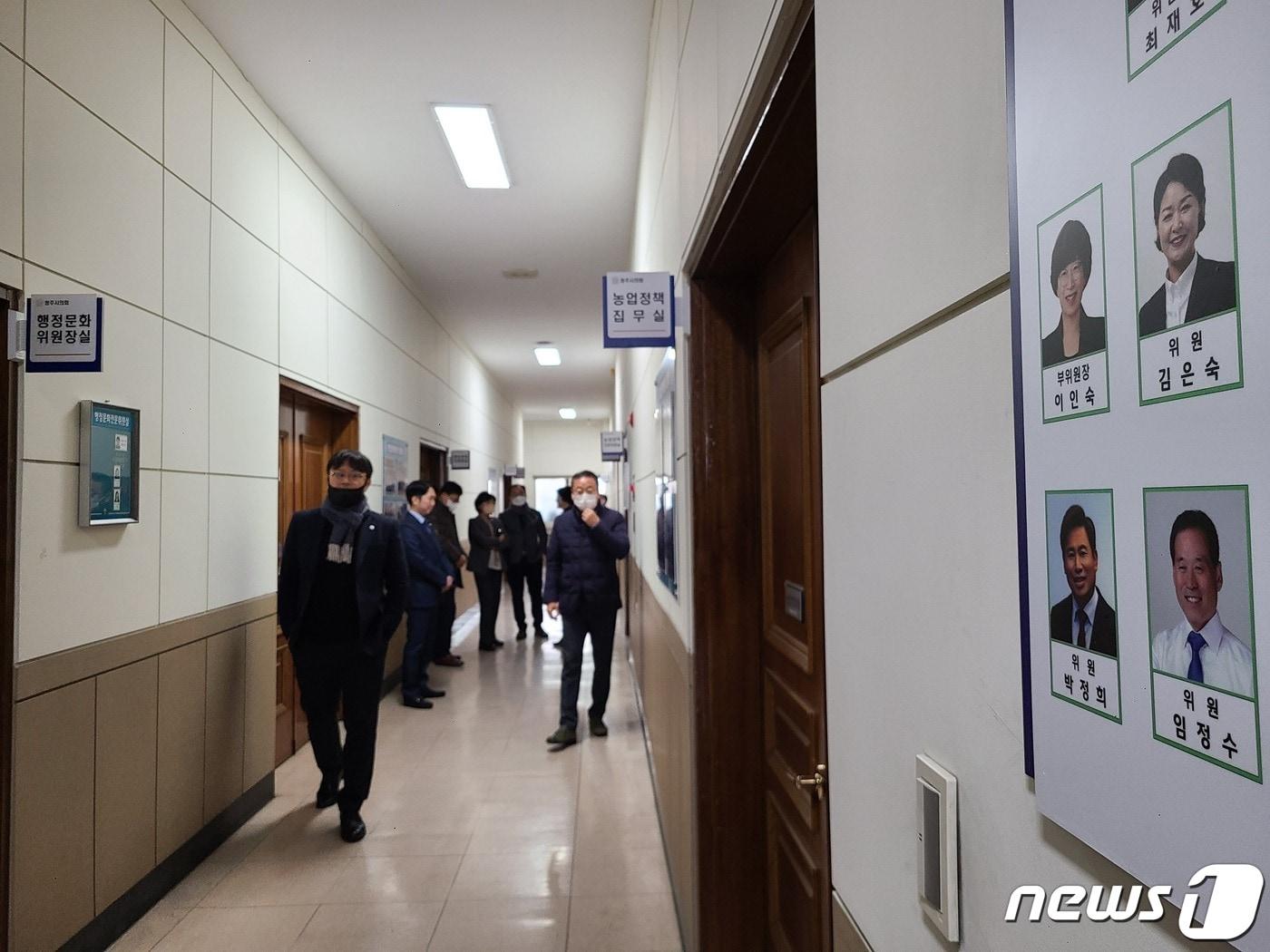 본문 이미지 - 충북 청주시의회 더불어민주당 의원들이 20일 같은 당 임정수 의원(62)이 있는 농업정책 집무실 앞에서 4차 본회의 보이콧에 들어갔다.2022.12.20ⓒ 뉴스1 강준식 기자