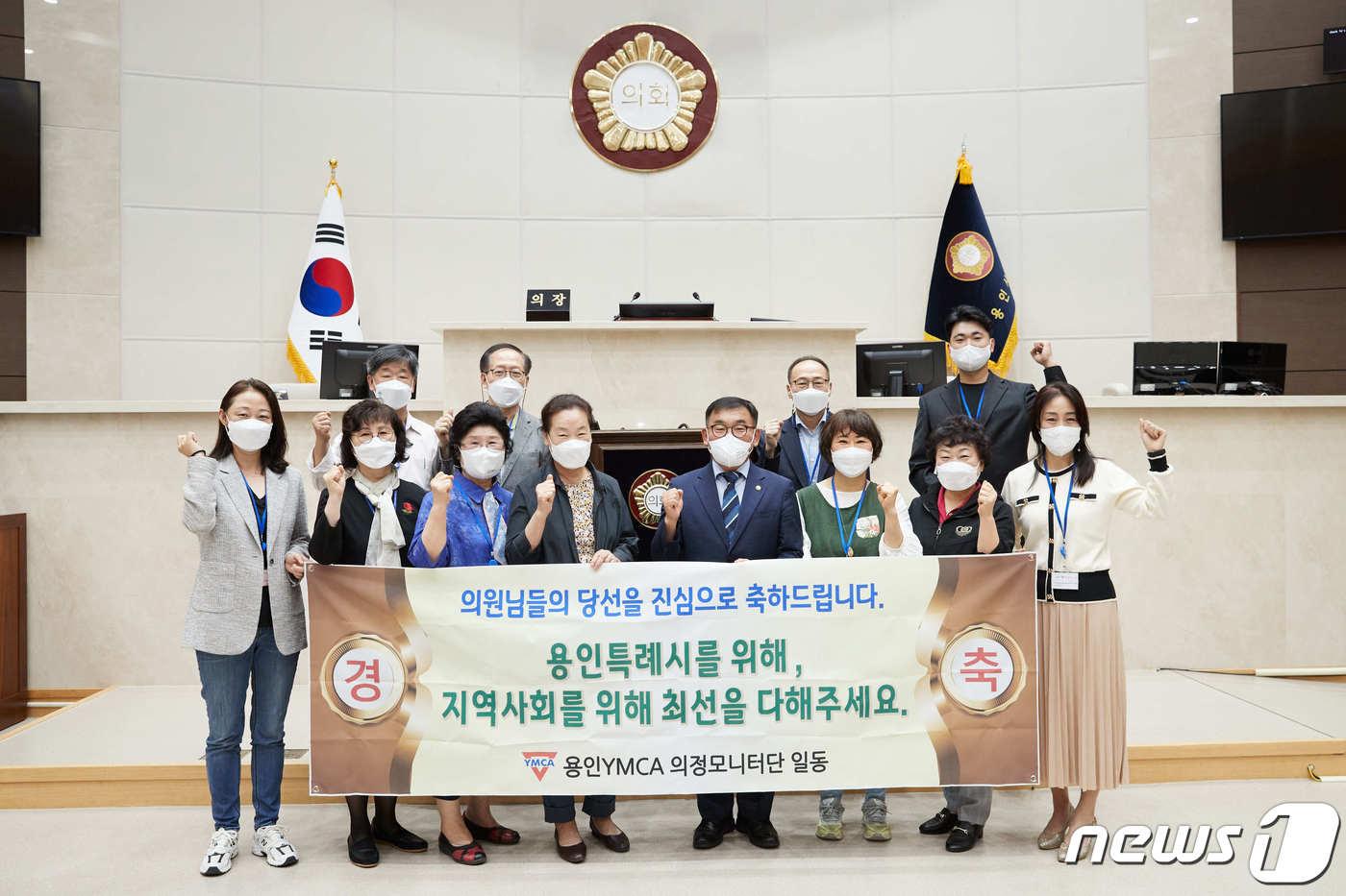 본문 이미지 - 용인YMCA 의정모니터단이이 윤원균 의장 등 용인시의회 의원들과 기념촬영을 하고 있는 모습.(YMCA제공)