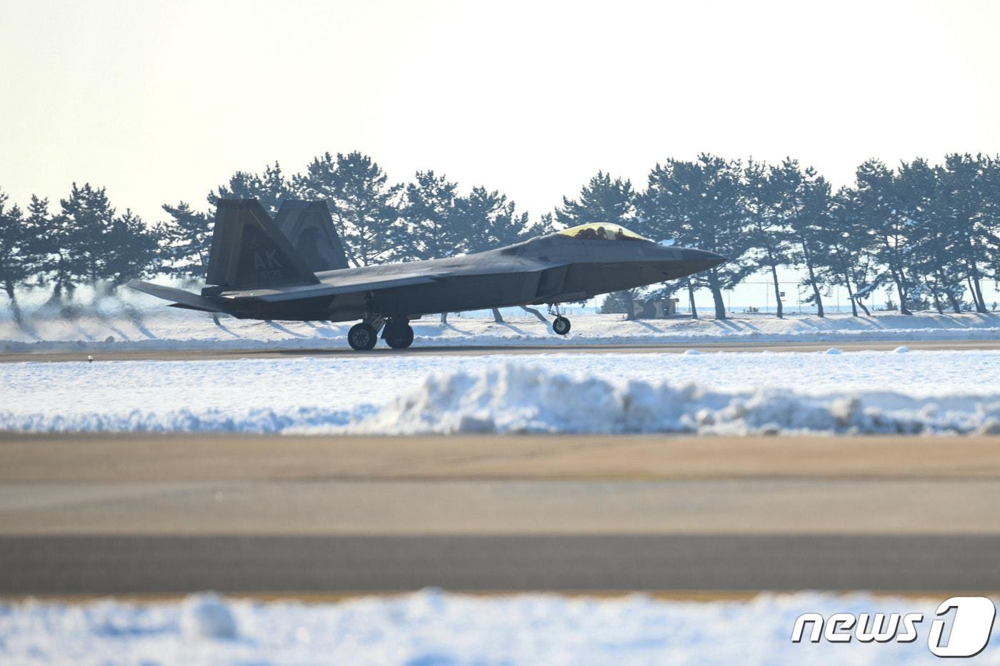 본문 이미지 - 20일 한미 연합공군훈련을 위해 한반도에 전개한 미국 F-22 전투기가 군산기지에 착륙하고 있다.(국방부 제공) 2022.12.20/뉴스1