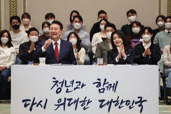 본문 이미지 - 윤석열 대통령과 김건희 여사가 청와대 영빈관에서 열린 청년과의 간담회에서 웃음짓고 있다. 윤 대통령은 이 자리에서 그동안 국정 운영에 대해 다양한 의견을 개진해온 청년 200여 명과 노동ㆍ교육ㆍ연금 등 3대 개혁 등을 주제로 간담회를 가졌다. (대통령실 제공) 2022.12.20/뉴스1 ⓒ News1 오대일 기자
