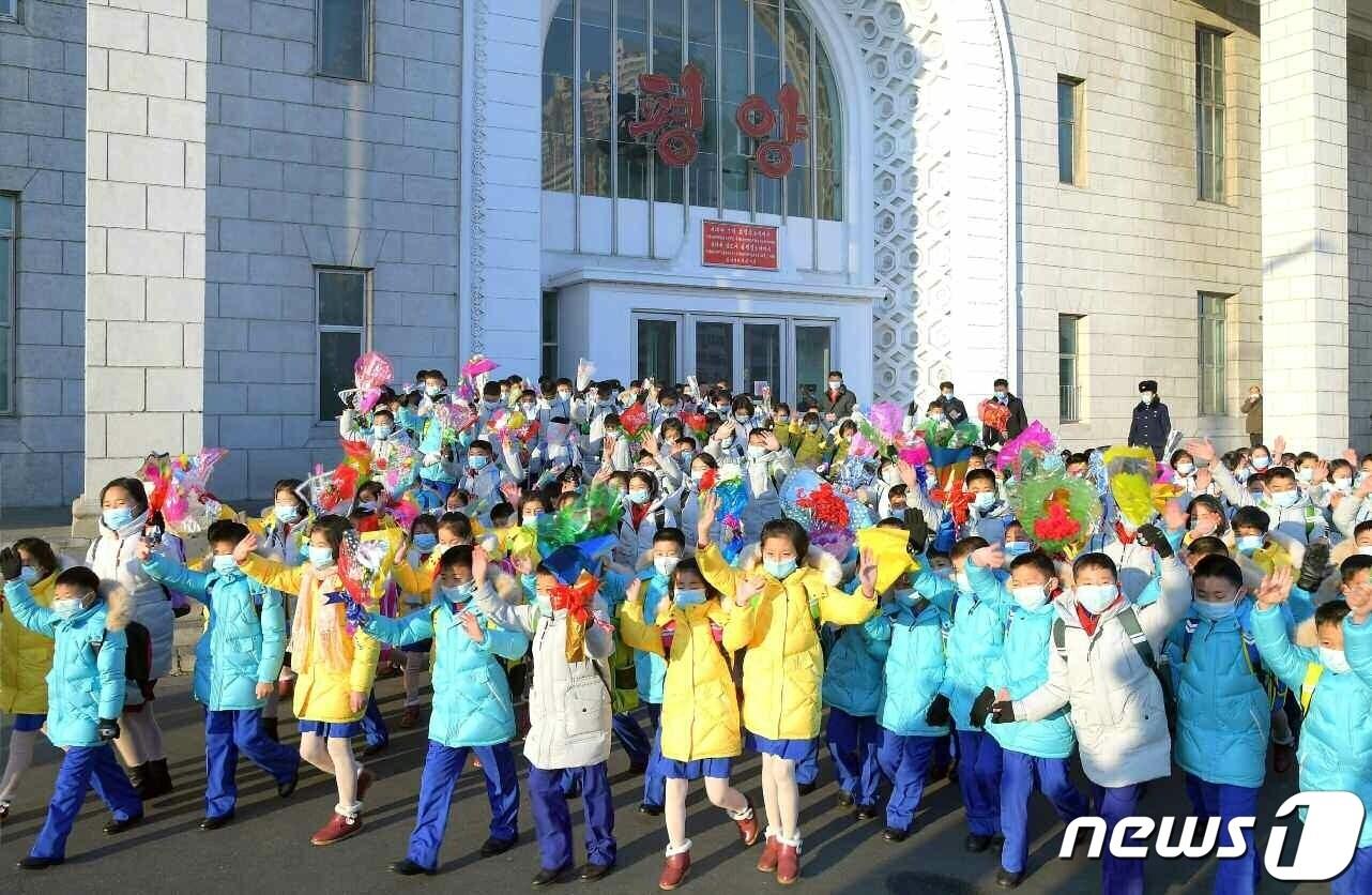 본문 이미지 - (평양 노동신문=뉴스1) = 북한 노동당 기관지 노동신문은 21일 조선소년단 제9차 대회가 열린다며 참가자들이 환영 분위기 속에 전날인 20일 평양에 도착했다고 보도했다. [국내에서만 사용가능. 재배포 금지. DB 금지. For Use Only in the Republic of Korea. Redistribution Prohibited] rodongphoto@news1.kr