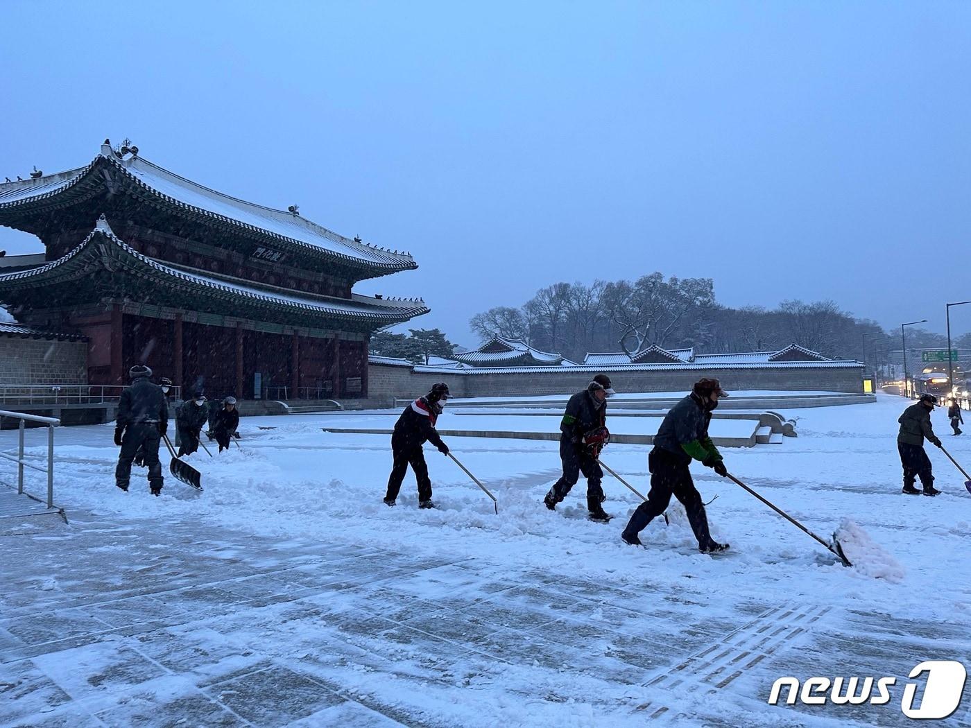 본문 이미지 - 수도권에 대설특보가 발효된 21일 서울 창덕궁 앞에서 관계자들이 눈을 치우고 있다. 2022.12.21/뉴스1 ⓒ News1 박지혜 기자