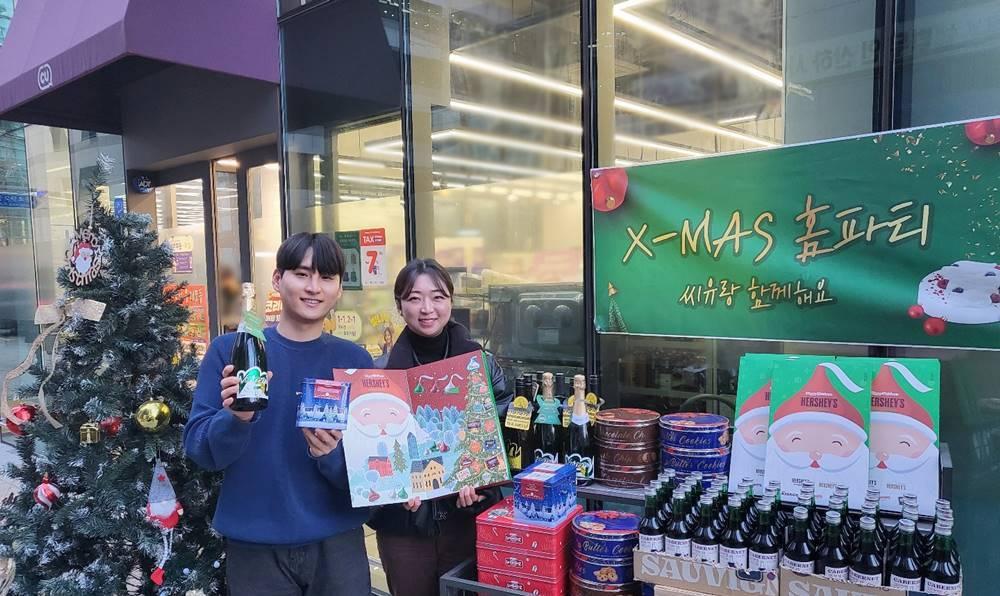 본문 이미지 - 모델들이 CU 크리스마스 홈파티 상품을 소개하는 모습(CU 제공).