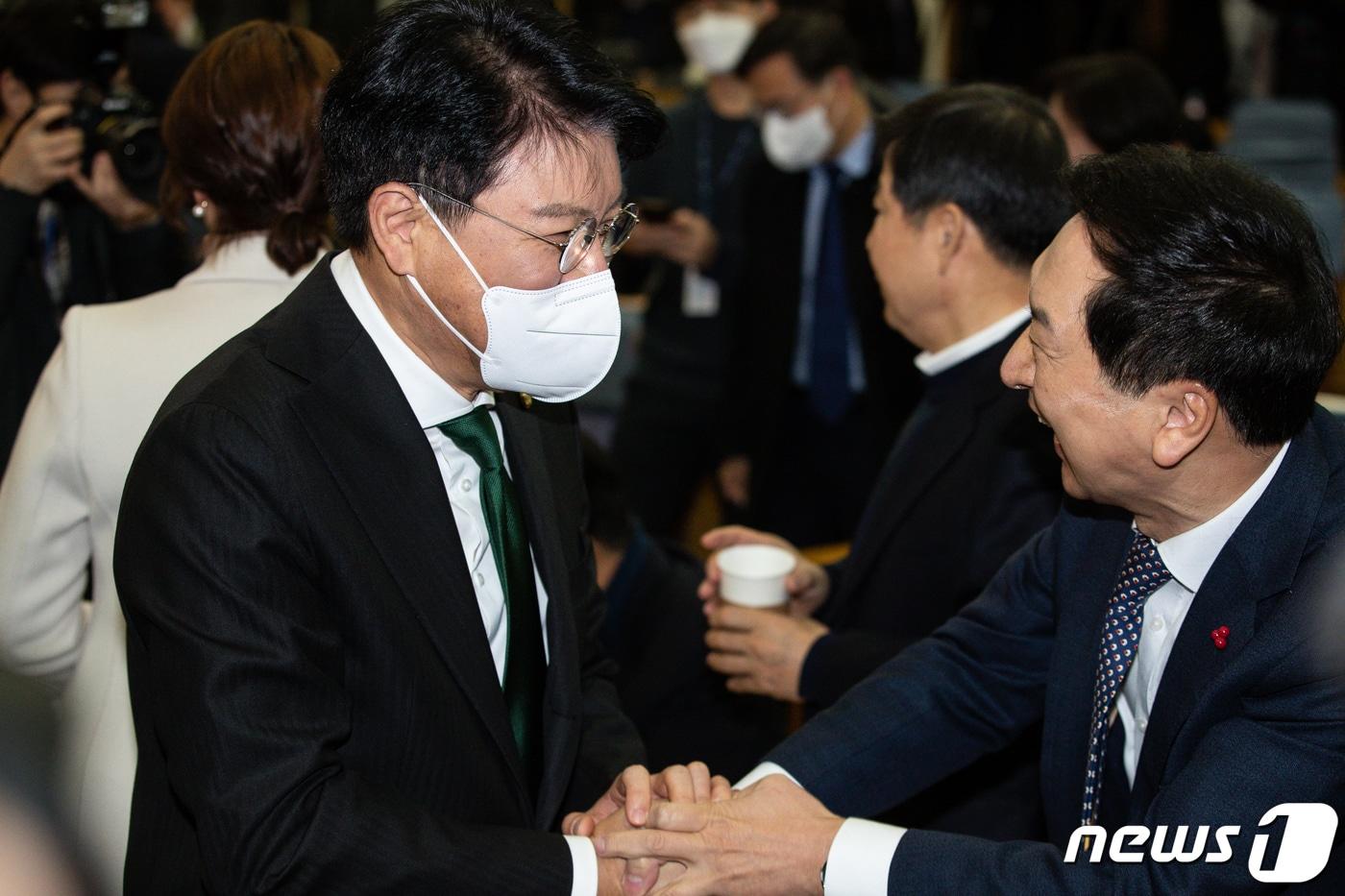 본문 이미지 - 장제원 국민의힘 의원(왼쪽)과 김기현 의원이 21일 서울 여의도 국회 의원회관에서 열린 국민의힘 공부모임 국민공감 두 번째 모임에서 인사를 나누고 있다. 2022.12.21/뉴스1 ⓒ News1 유승관 기자