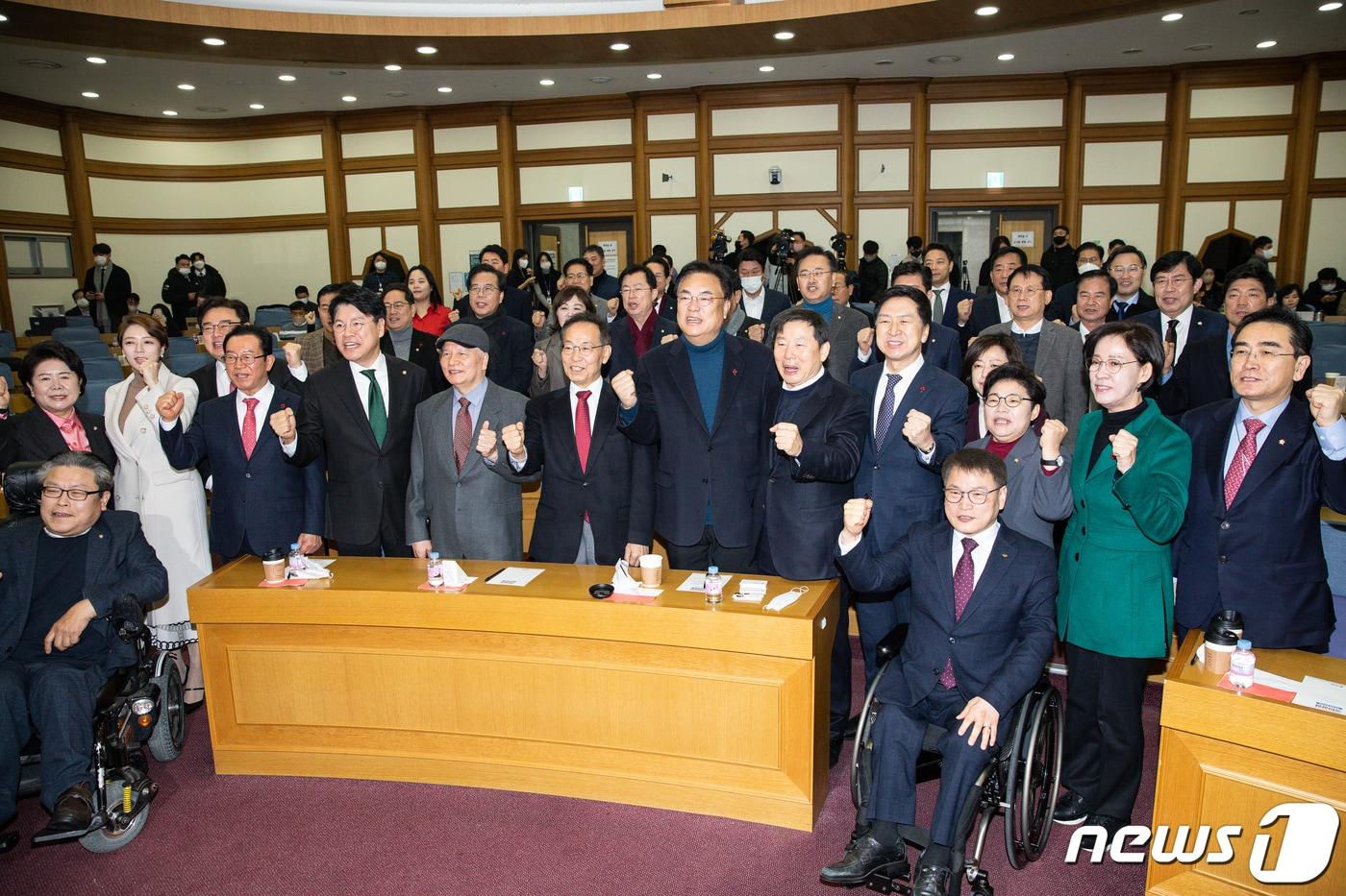본문 이미지 - 정진석 국민의힘 비상대책위원장을 비롯한 참석자들이 21일 서울 여의도 국회 의원회관에서 열린 국민의힘 공부모임 국민공감 두 번째 모임에서 기념 촬영을 하고 있다. 2022.12.21/뉴스1 ⓒ News1 유승관 기자