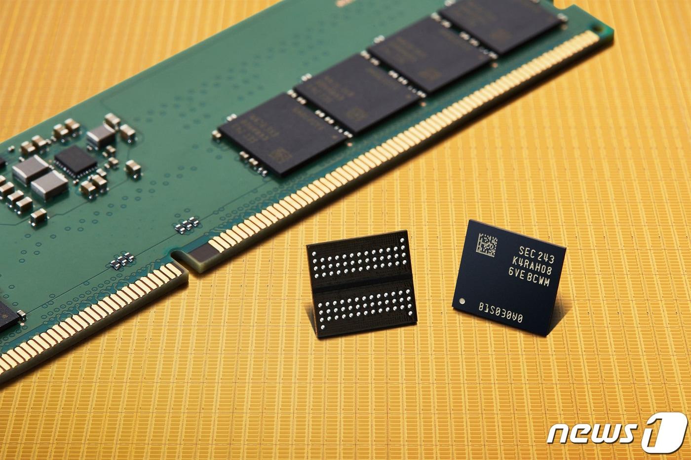 삼성전자16Gb(기가비트) DDR5 D램 (삼성전자 제공) /뉴스1