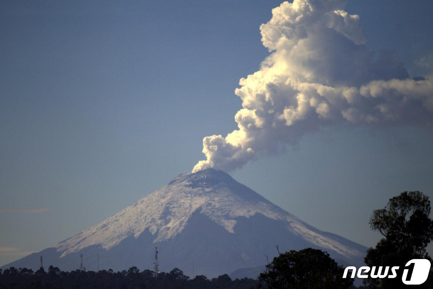 본문 이미지 - 2015년 10월 에콰도르 코토팍시 화산에서 화산 가스가 뿜어져 나오는 모습이다. 2015.10.26. ⓒ 로이터=뉴스1 ⓒ News1 김성식 기자