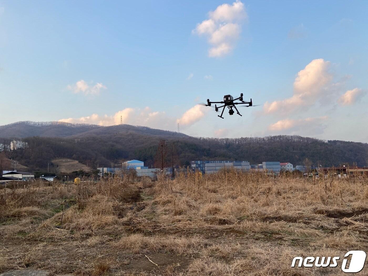 본문 이미지 - 용인특례시가 영농 쓰레기 불법 소각으로 인한 미세먼지 배출을 막기 위해 드론 등 첨단장비를 투입해 감시활동을 펴기로 했다.(용인시 제공).