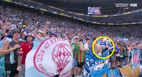 본문 이미지 - 아르헨티나 우승 후 화면에 잡힌 관중석에서 상의를 벗고 가슴을 드러낸 여성들이 포착됐다. (미국 '폭스' 채널 갈무리)