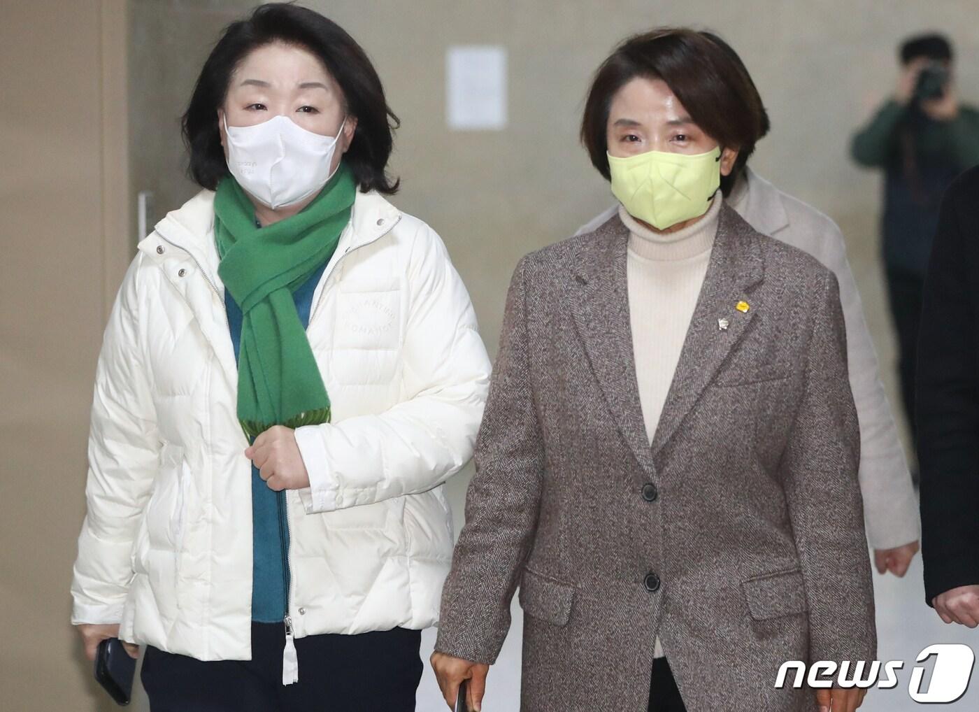 본문 이미지 - 이은주 정의당 원내대표와 심상정 의원이 21일 서울 여의도 국회에서 주호영 국민의힘 원내대표와의 면담을 하기 위해 운영위원장실로 들어서고 있다. 2022.12.21/뉴스1