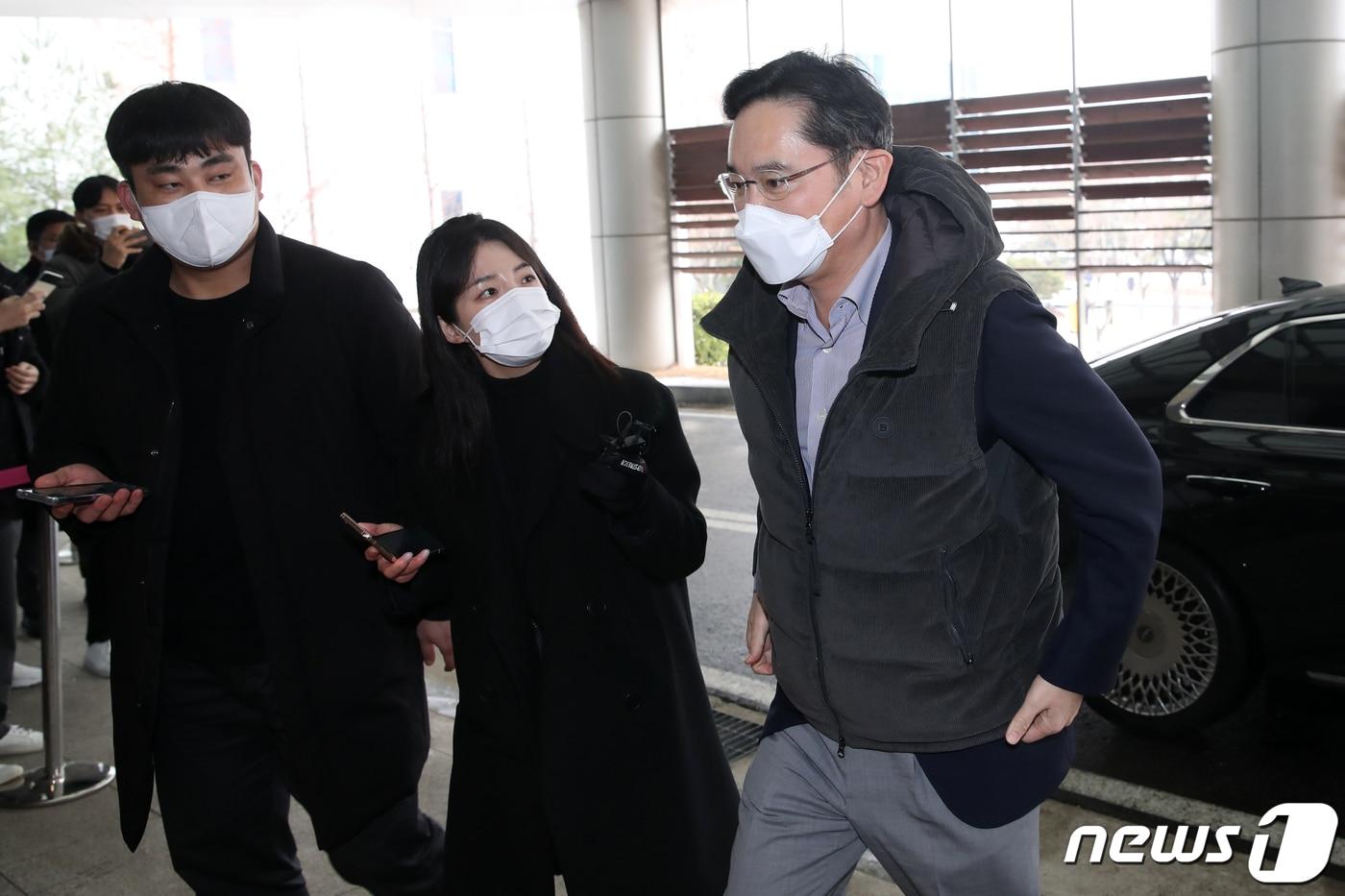 이재용 삼성전자 회장이 21일 서울김포비즈니스항공센터(SGBAC)에서 베트남 출장을 떠나고 있다. 이 회장은 오는 22일 예정된 삼성전자 베트남 연구개발(R&D)센터 준공식에 참석하는 것으로 알려졌다. 2022.12.21/뉴스1 ⓒ News1 이승배 기자