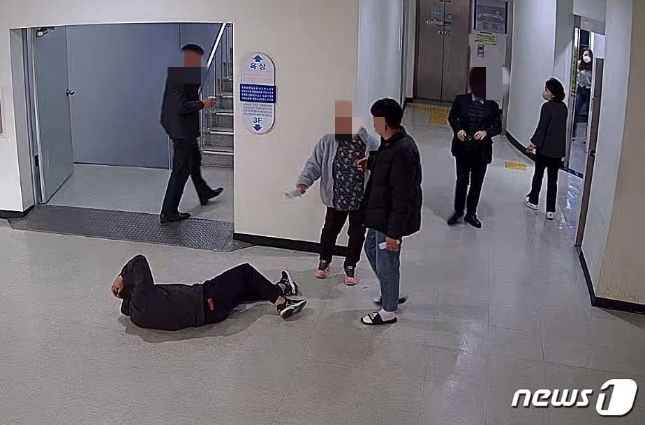 본문 이미지 - 지난 7일 경남 창원시청 4층 복도에서 창원시 한 공무원이 민원인에게 폭행을 당해 바닥에 누워있다.(창원시공무원노조 제공)