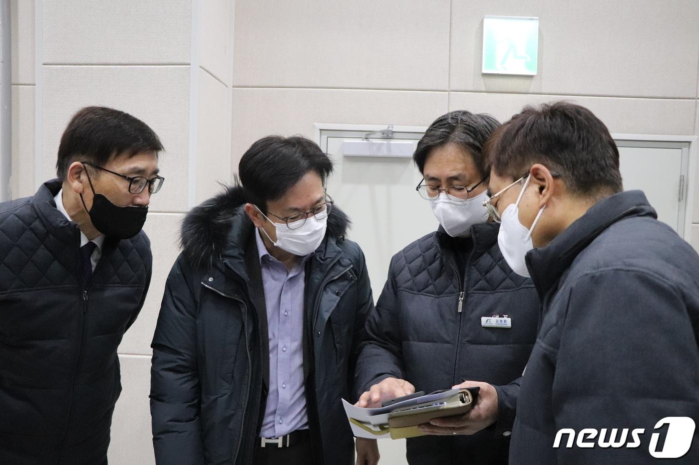 본문 이미지 - 김병수 시장(왼쪽 두번째)이 김포골드라인 차량기지를 방문해 현장점검을 하고 있다. (김포시 제공) / 뉴스1