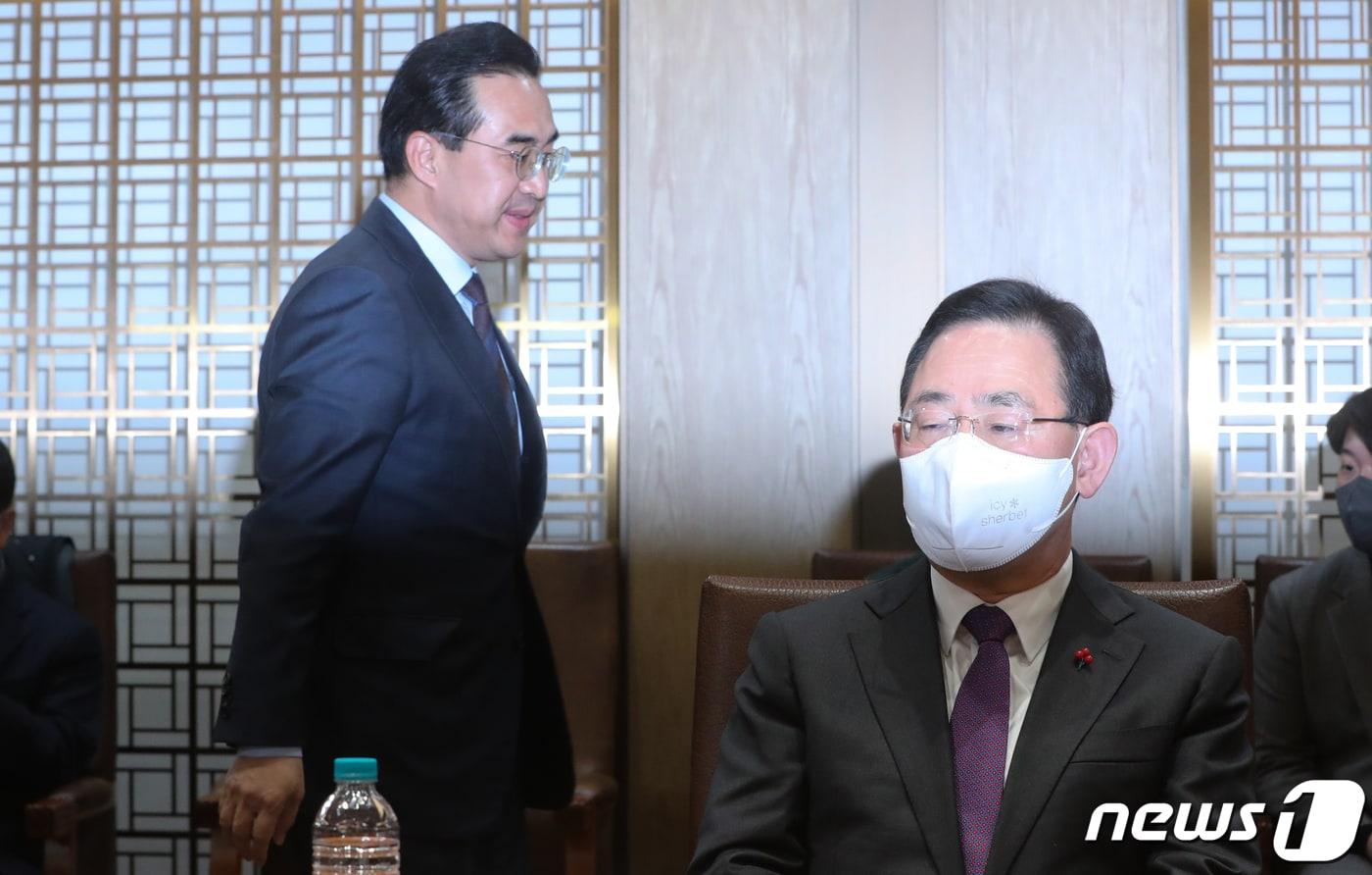 본문 이미지 - 박홍근 더불어민주당 원내대표가 21일 서울 여의도 국회에서 열린 제24회 백봉신사상 시상식에서 주호영 국민의힘 원내대표 뒤를 지나고 있다. 2022.12.21/뉴스1 ⓒ News1 허경 기자