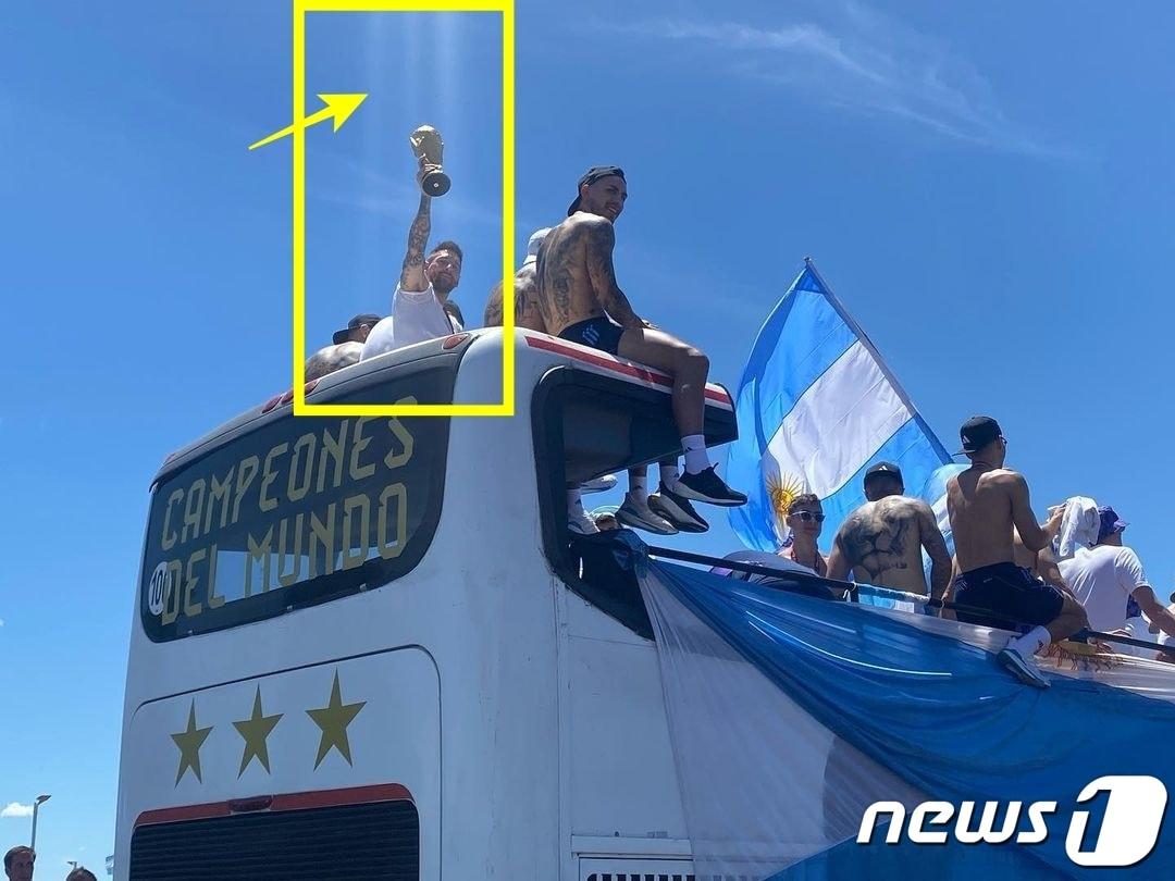 본문 이미지 - 리오넬 메시가 우승컵을 전달받아 드는 순간 하늘에서 빛이 내려오는 모습. (트위터 갈무리)