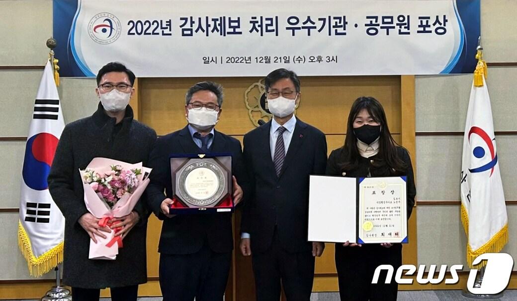 본문 이미지 - 최재해 감사원장(왼쪽 세번째)이 '2022년 감사제보 처리 우수기관 및 공무원 포상' 후 김포시 감사담당관 관계자들과 기념사진을 촬영하고 있다. (김포시 제공) / 뉴스1