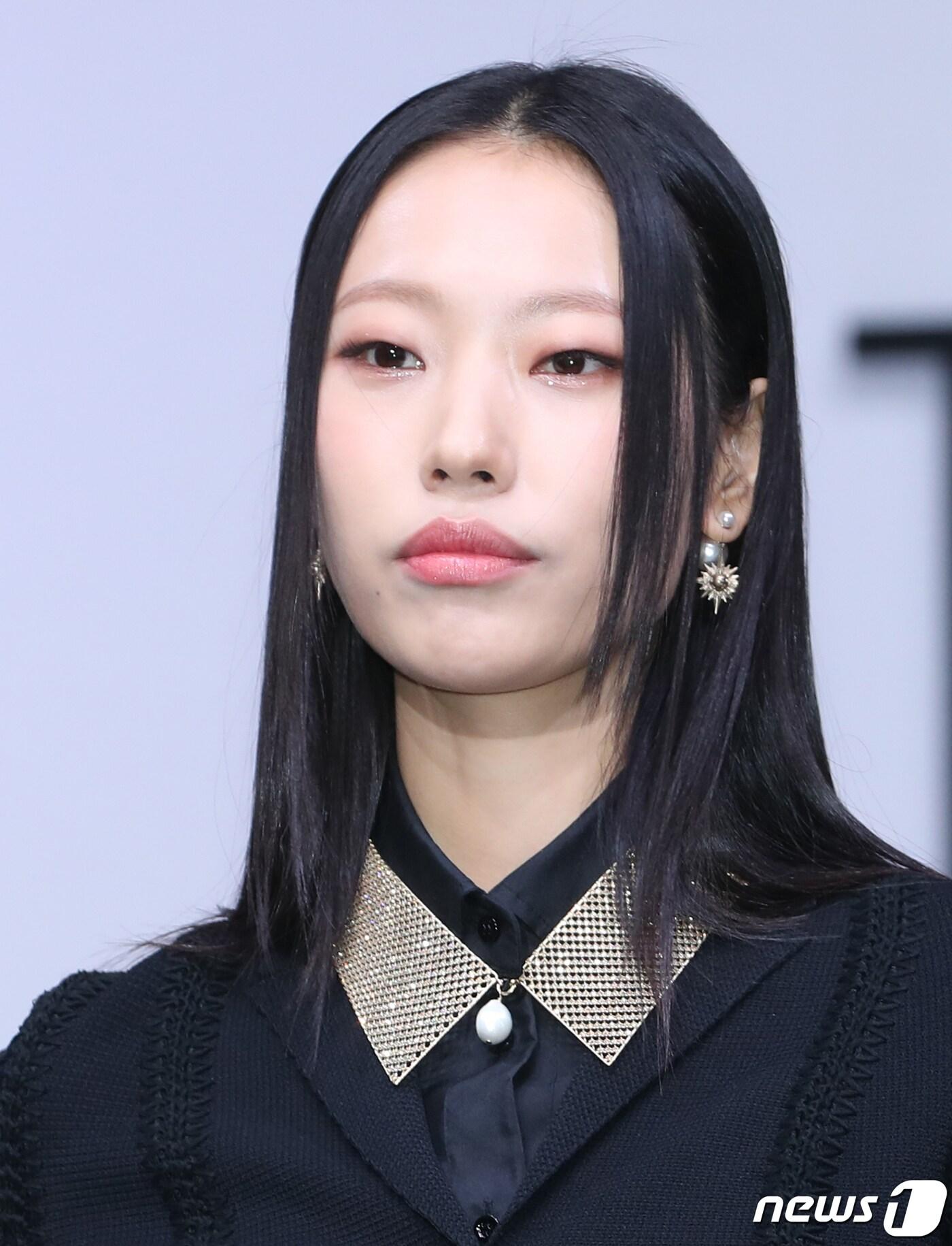 본문 이미지 - 모델 박희정이 21일 서울 강남구 조선팰리스 서울에서 열린 넷플릭스 시리즈 ‘더 패뷸러스’ 제작발표회에서 포즈를 취하고 있다. ‘더 패뷸러스’는 패션(fashion)이라 쓰고 열정(passion)이라 읽는 패션계에 인생을 바친 청춘들의 꿈과 사랑, 우정을 그린 작품이다. 2022.12.21/뉴스1 ⓒ News1 권현진 기자