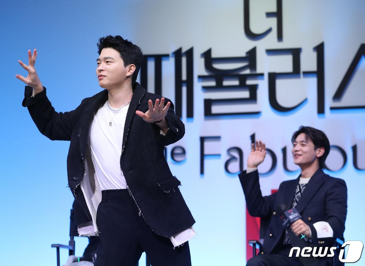 본문 이미지 - 배우 이상운(왼쪽)이 21일 서울 강남구 조선팰리스 서울에서 열린 넷플릭스 시리즈 ‘더 패뷸러스’ 제작발표회에서 외적 댄스를 선보이고 있다. ‘더 패뷸러스’는 패션(fashion)이라 쓰고 열정(passion)이라 읽는 패션계에 인생을 바친 청춘들의 꿈과 사랑, 우정을 그린 작품이다. 2022.12.21/뉴스1 ⓒ News1 권현진 기자