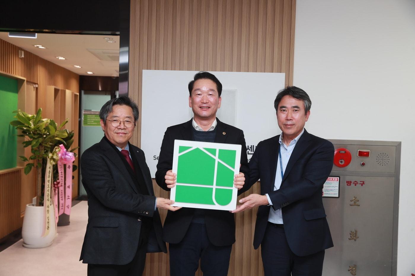 김헌동 SH공사 사장(왼쪽부터), 김태수 서울특별시의회 주택공간위원회 부위원장, 유창수 서울시 주택정책실장이 21일 열린 동대문 주거안심종합센터 개소행사에서 현판식을 진행하고 있다.(서울주택도시공사 제공)